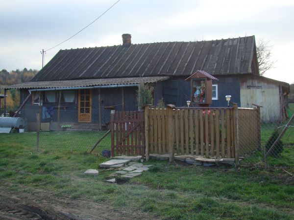 dom - jeden z dwóch - stanowiących dzisiejszą zabudowę wsi, wieś "dużo przeszła", wiele by opowiadać - ale i też "wieś się budzi", przy drodze do m. Niebieszcza