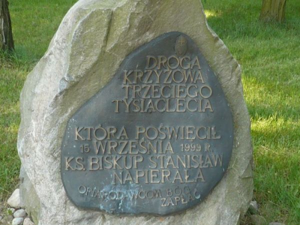 Kamień budowy drogi krzyżowej.