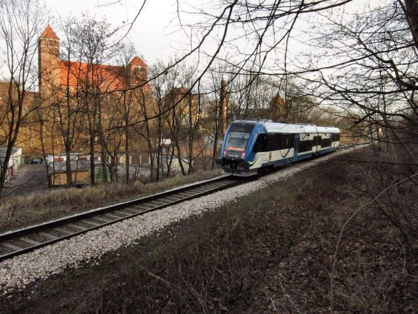 Kętrzyn-widoki z linii kolejowej w kierunku bazyliki św. Jerzego,szynobus wyjeżdżający z Kętrzyna w kierunku Nowego Młyna 2011-12-19