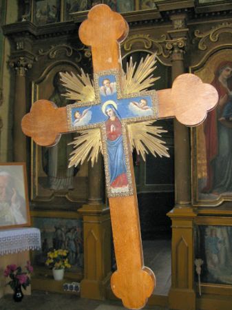 krzyż - na uposażeniu świątyni, niegdyś cerkiew - od wojny kościół.