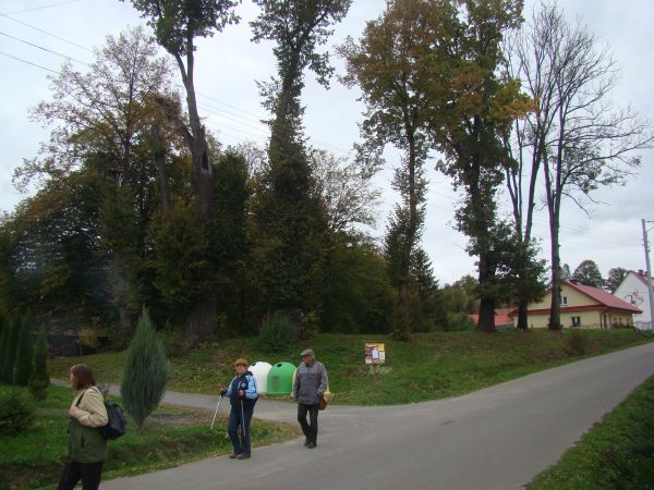 za grupą obok na wzniesieniu do 1947r. była: cerkiew grecko-katolicka pw. św. Jana Chrzciciela Baptysty, drewniana, zbudowana w 1834 roku.