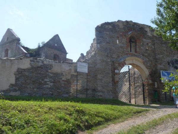 brama główna zespołu klasztornego.