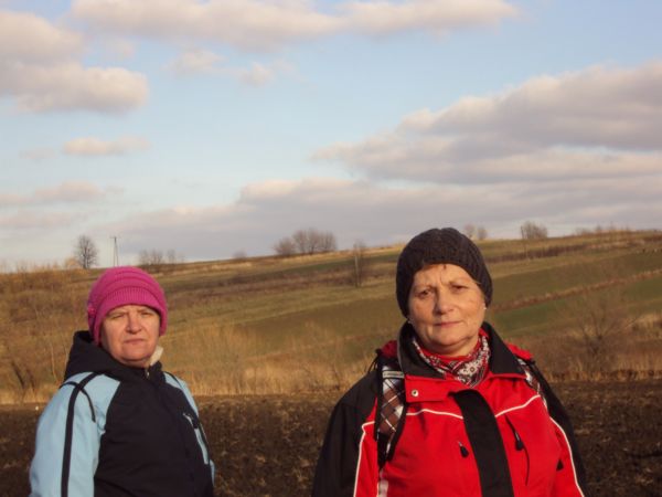 na tle łąk, zagonów i pastwisk - jesienną porą - a korony drzew obłoki rozczochrują, do zmiany pogody prowokując !