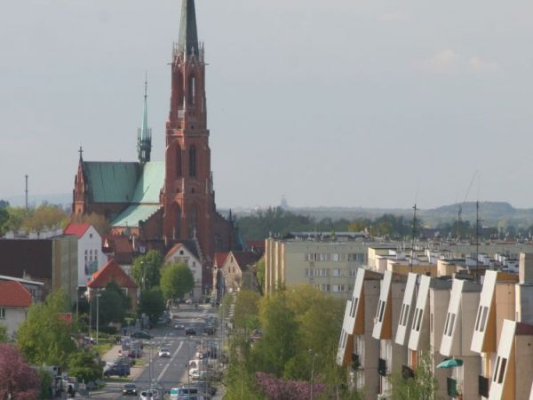 Kościół pw. Wniebowzięcia NMP z wieżą trzecią co do wielkości w Polsce (101 m.)