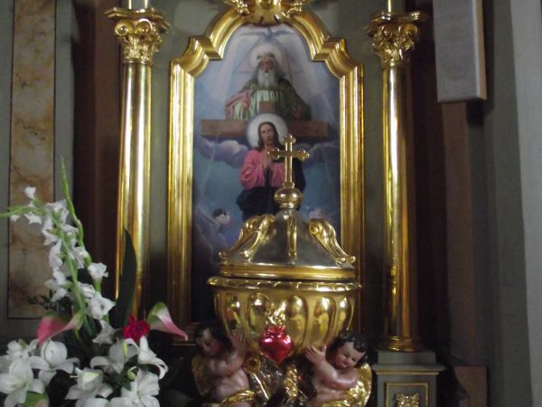 w ołtarzu  po prawej : cenna - pochodząca z XVII wieku czara chrzcielnicy.