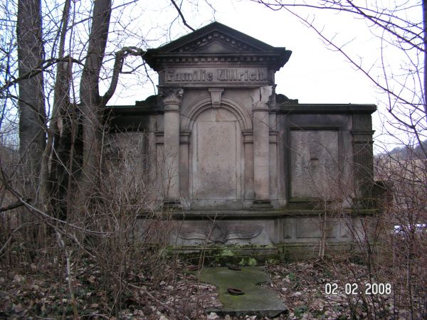 Kolejny zniszczony grobowiec (szkoda)