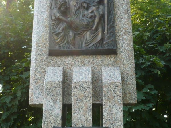 Jedna ze stacji monumentalnej drogi krzyżowej.