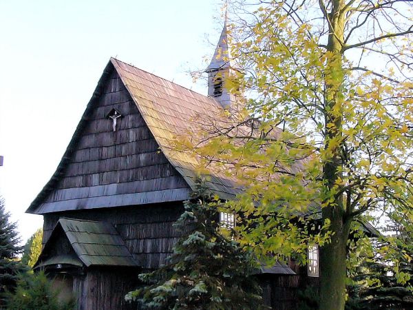 Zabytkowy drewniany kościółek w Sowczycach