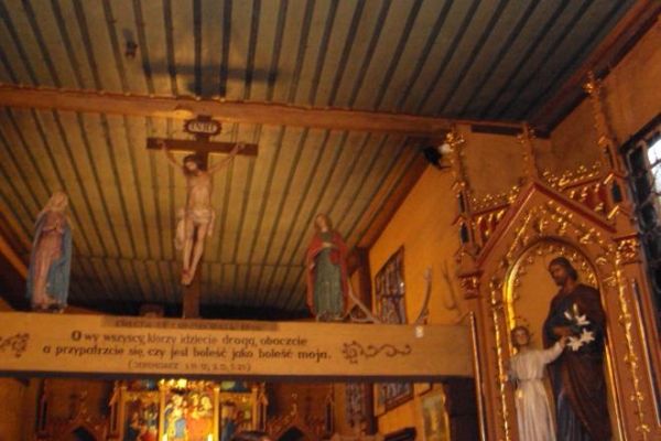 belka tęczowa - umieszczona pomiędzy prezbiterium a nawą, łączy obie ściany na wys. 2m, ozdobiona jest sceną ukrzyżowania - centralnie na belce tej jest umieszc