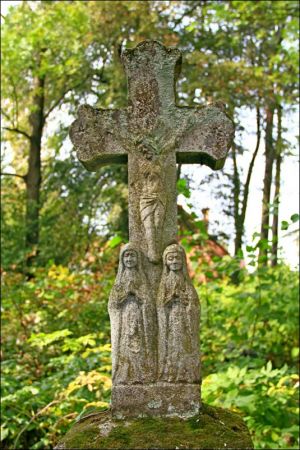 Murowana cerkiew p.w. Opieki NMP . Zbudowana w 1913 r. Wewnątrz cenna polichromia. W latach 1947-71 - magazyn. Obecnie opuszczona i zaniedbana. Zaniedbany cment