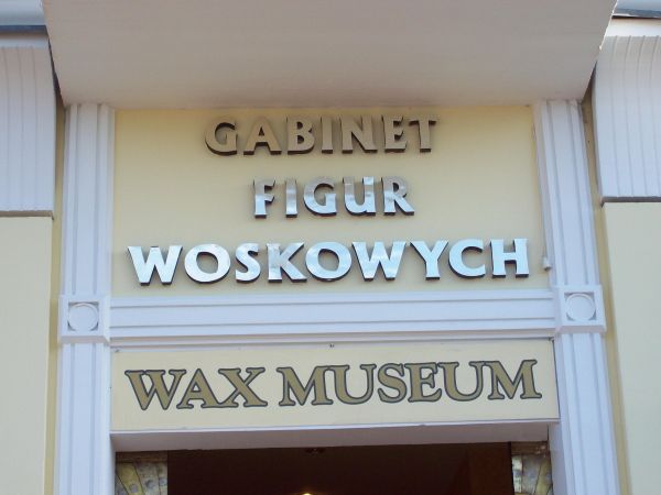Napis nad wejściem do Gabinetu Figur Foskowych