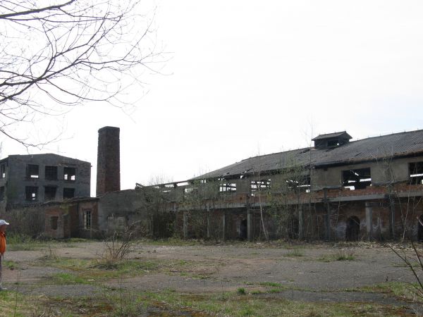 stara cegielnia - na bazie pokładów gliny, pod zarządem dworskim, powstała w 1846r.- kiedyś szczyciła się znaną marką, produkty były cenione. Należy też wspomni