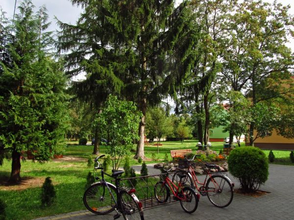 Teren zielony przy bloku mieszkalnym na ulicy Słowackiego 5