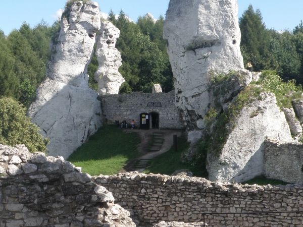 Zamek OGRODZIENIEC **** http://www.zamek-ogrodzieniec.pl/ **** http://zamki.net.pl/zamki/podzamcze/podzamcze.php  **** Zamek Ogrodzieniec znajduje się w Podzamc