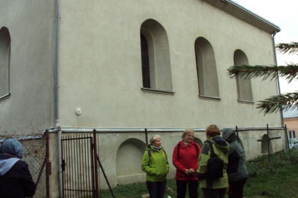 jesteśmy przed synagogą - bożnicą żydowską, główna bryła budowli ma kształt prostokąta 17 x 21m, z murami o wys. 11m i grubości 2 metrów. Zbudowana z kamieni rz