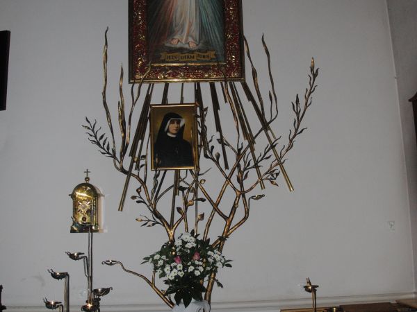 ubogacenie uposażenia i wystroju kościoła zdrojowego.