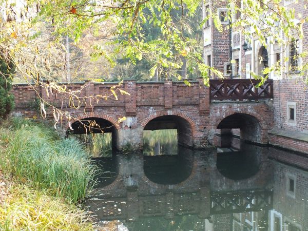 Wejście do zamku przez mostek na fosie.