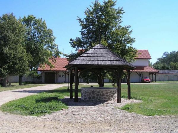 Dziedziniec klasztorny ze studnią