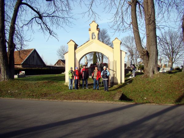 brama cmentarna - z ciekawą stylistycznie architekturą, kiedyś zdobiła ją figura św. Andrzeja - co dziś przy dzwonnicy /z dwoma krzyżami - jakby przekazać pragn