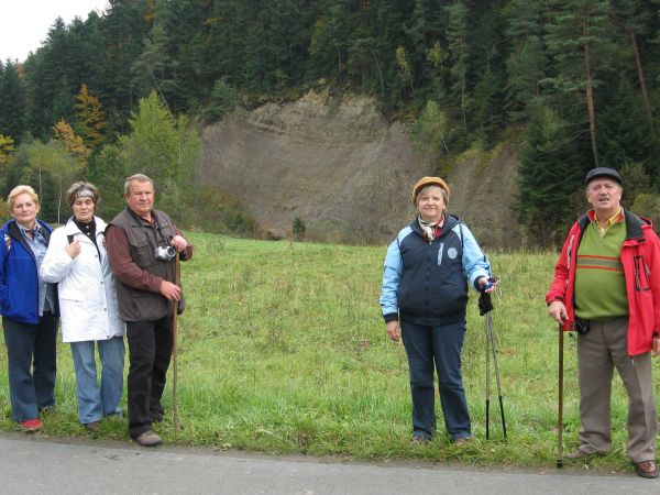 przed: fliszowym urwiskiem, w dole potok Janicki. W 1813r. stwierdzono ponadto ślady miedzi i malachitu.