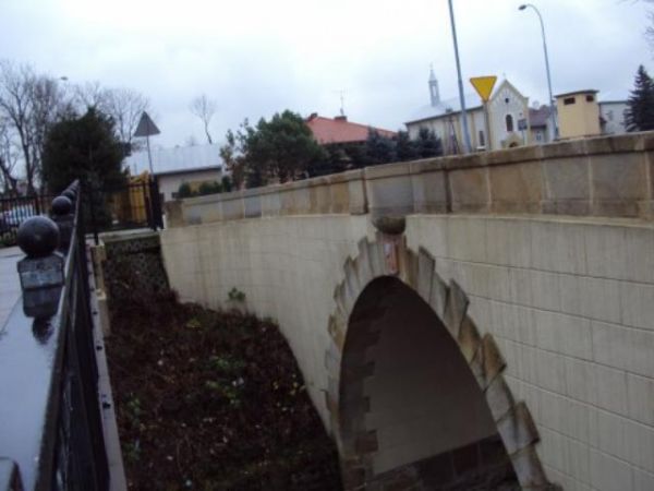 kamienny, strategiczny, odremontowany most nad potokiem Iwonka, most z końca XVIII wieku, setki czołgów - tam i z powrotem - po nim przetoczyło się, wytrwał ! w