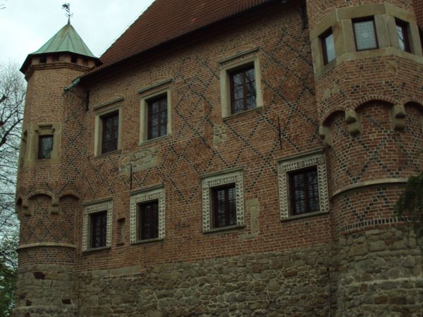 zamek ten to jedyny zachowany na południu Polski przykład późnogotyckiej architektury obronnej, osobnego zwrócenia uwagi wymaga baszta po prawej - tam zamurowan