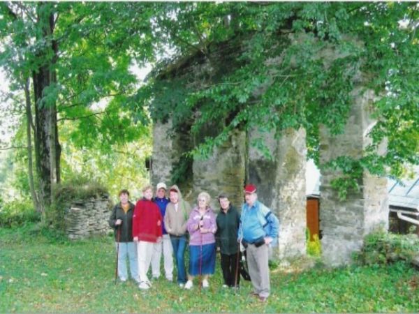 Przed dzwonnicą parawanową przy remontowanej /gruntownie/ cerkwi w Bałuciance. Wspomnieć też należy o snycerzach - artystach, szkółkę założyła na przełomie XIX