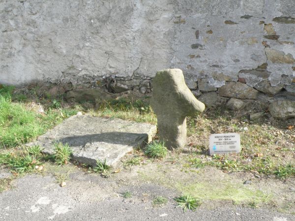Krzyż pokutny przy  murze otaczającym kościół
