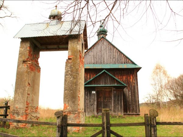 Drewniana filialna cerkiew greckokatolicka p.w. św. Michała Archanioła w Krasicach . Cerkiew wzniesiona w roku 1899. W latach 50. XX wieku została opuszczona .