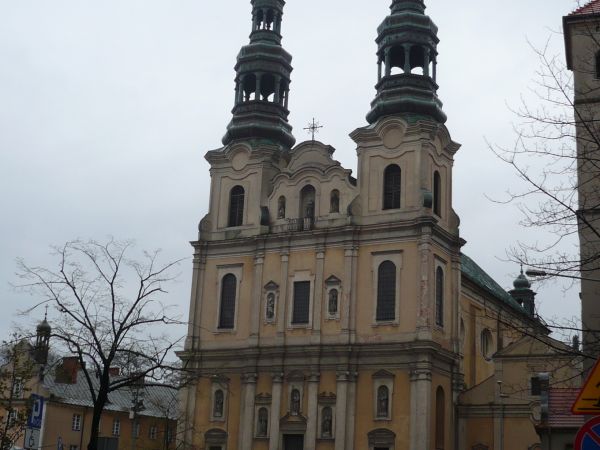 Kościół p.w św.Trójcy Bernardynów,późnogotycki,konsekrowany w 1472r,wielokrotnie niszczony z kaplicą M B Lotareńskiej  z 1742r,fasada wieże projektu Jana Adama