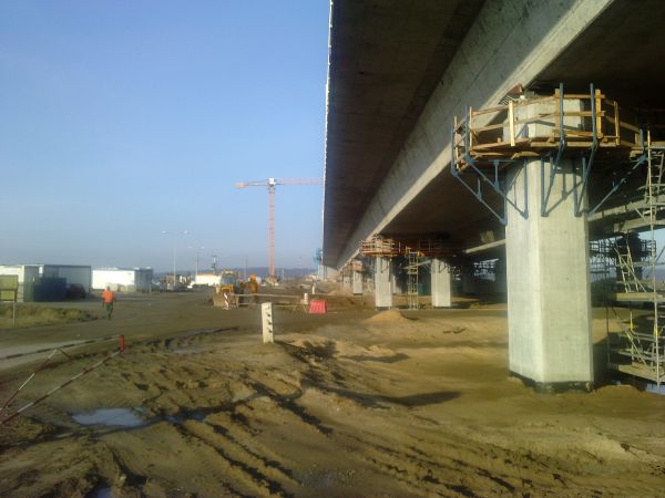 W Polskim Stwolnie  powstają nasypy pod stanowiska nasuwania elementów mostu, ...