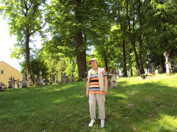 przed / obok: zabytkowego cmentarza greckokatolickiego, zachowane nagrobki reprezentują miejscowy warsztat i posiadają dekorację o ludowym charakterze.