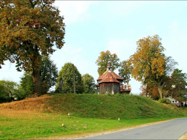 Cerkiew Pokrow Przeświętej Bogarodzicy w Miękiszu Starym. Zbudowana w latach 1803−1811. Wokół cerkwi groby rodziny Younga.