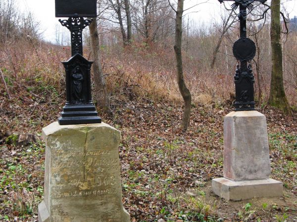 cmentarz uporządkowany, nagrobki zrekonstruowane - żeliwne krzyże pomalowane i często "uzupełnione" poprzez dospawanie uszkodzonych zdobień / elementów /na tym