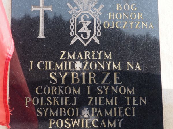 tablica - w hołdzie i ku pamięci, na murach kościoła.