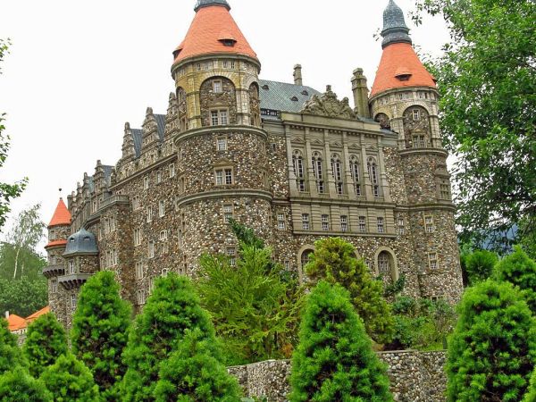 KOWARY - Park Miniatur Zabytków Dolnego Śląska - Zamek „Książ” jest największym tego typu obiektem na Dolnym Śląsku a trzecim w Polsce. Na przełomie pięciu wiek