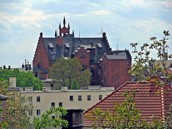 Budynek Urzędu Miasta widziany z boiska przy Parku Wodnym