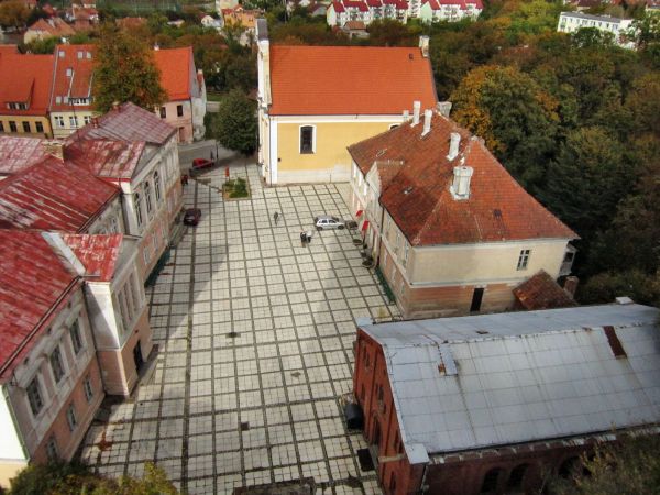 Zabytki Starego Miasta-dziedziniec dawnego Kolegium Jezuickiego z lewej,na wprost cerkiew greko-katolicka-widok z wieży zamku.