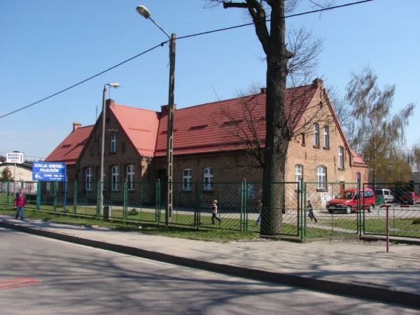 Budynek byłej szkoły podstawowej -obecnie w granicach miasta Brodnicy.
zobacz też http://nasza-klasa.pl/school/153152