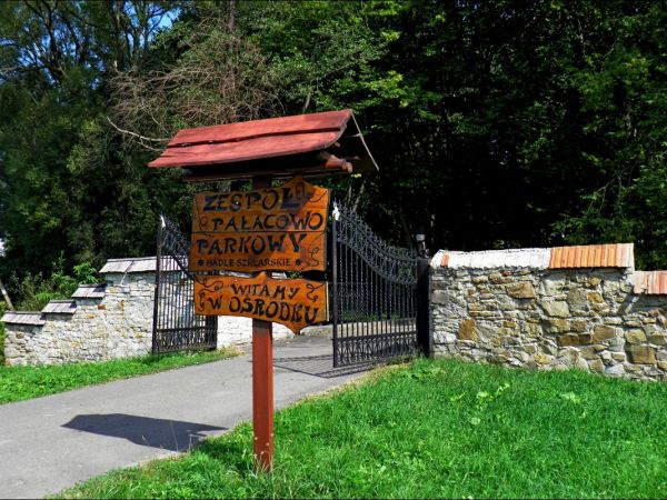 Dwór Szlachecki z końca XIX wieku otoczony parkiem krajobrazowym i stawem. Do 1945 roku należał do rodziny hrabiów Łastowieckich.