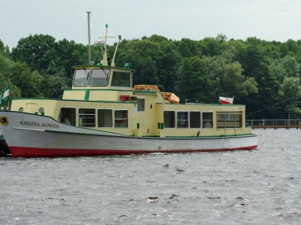 Tramwaj wodny pływający po jeziorze Trzesiecko