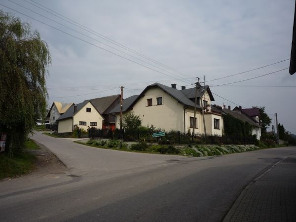 Skrzyżowanie drogi powiatowej Budzów-Stróża  z drogą gminną do Harbutowic.