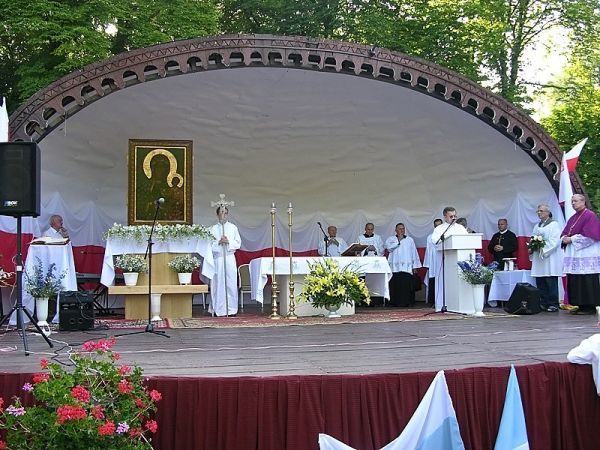 Busko-Zdrój, obraz Matki Boskiej w parku uzdrowiskowym.