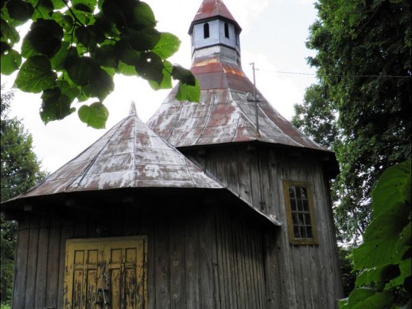 Drewniana cerkiew greckokatolicka p.w  św. Dymitra w Tyniowicach . Zbudowana w  1700 lub 1709 r. Od 1947 roku do lat 80. XX wieku cerkiew pełniła funkcję kościo