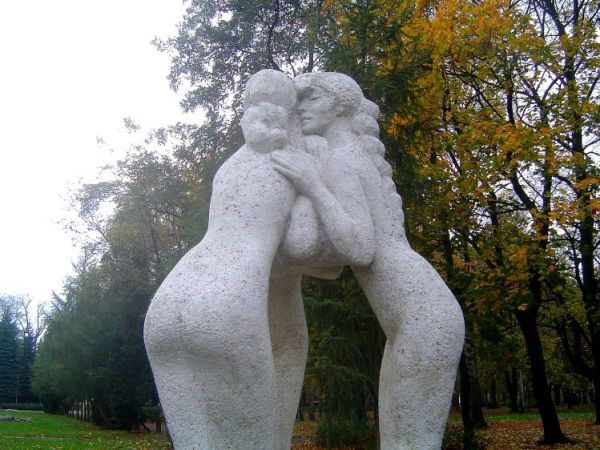 Park uzdrowiskowy. Trzy gracje czyli plotkarki