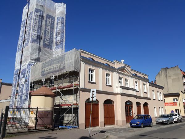 Odnowiony  budynek PSP i remontowana  drewniana  wieża  strażacka.