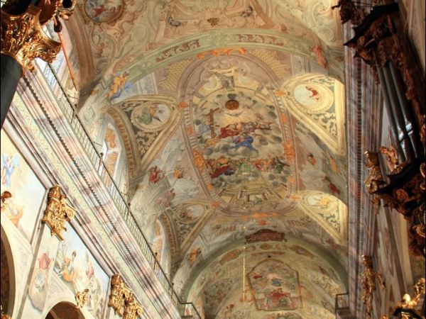 Bazylika Zwiastowania NMP w Leżajsku – wzniesiona w miejscu, gdzie według tradycji ukazała się w 1590 roku Tomaszowi Michałce Matka Boska. Sprawują nad nią opie