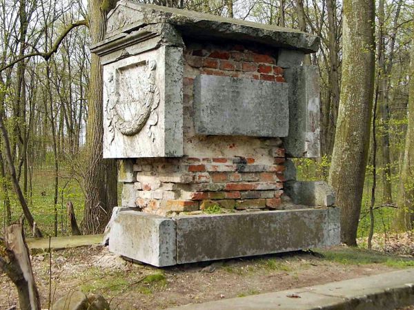 Pomnik cenotaf wybudowany w 1800 r. przez Tadeusza Matuszewicza ku czci żony Marianny z d. Przeneddowska - przed renowacją.