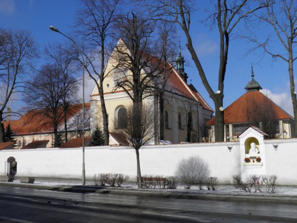 Kosciół i klasztor oo. Franciszkanów.