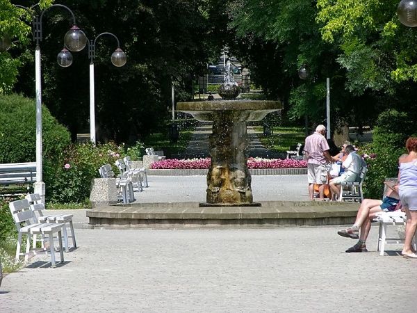 Busko-Zdrój, fontanna w parku uzdrowiskowym.